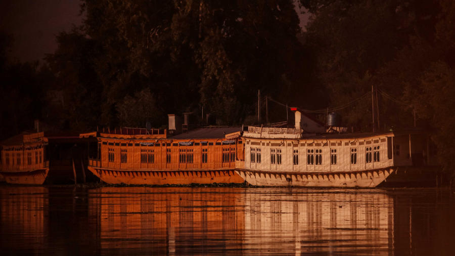 Housboat in Sringar Naagen Lake.jpg