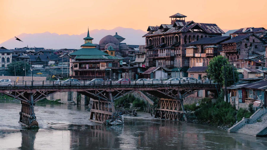 Sringar Cars on Bridge Across the River 1.jpg