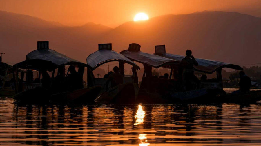 Sringar ilhouette of Boats in the Ocean 1.jpg