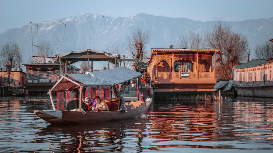 Tourists on a Shikara Boat Sringar 1 (1).jpg