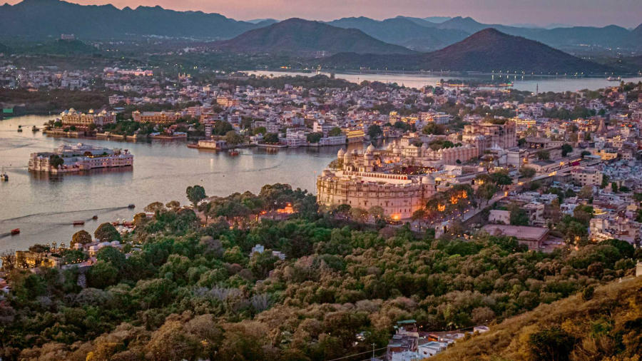 Udaipur in India at Sunset 1.jpg